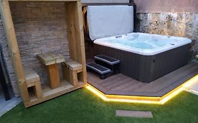 Tudor Cottage, Hot Tub, Sleeps 8